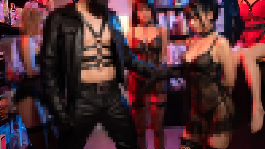 プレイをする人と見る人が集まるバーのイメージ写真