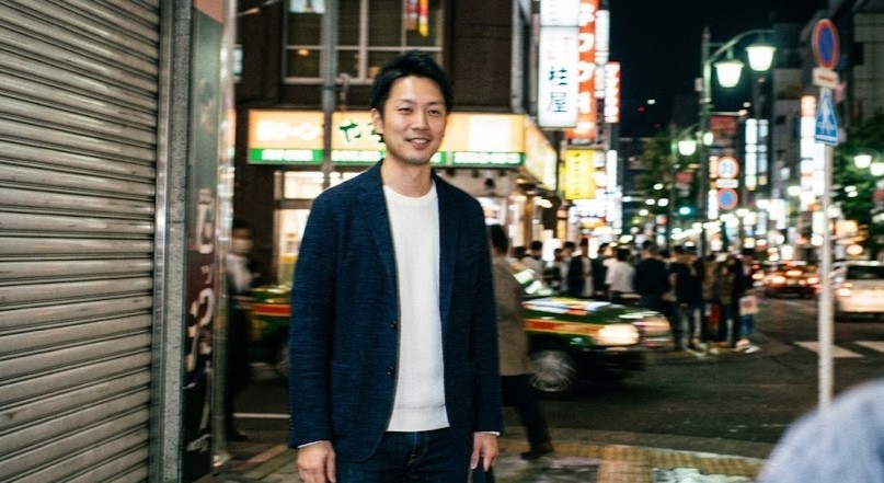 ガツガツしていない余裕のある男のイメージ写真